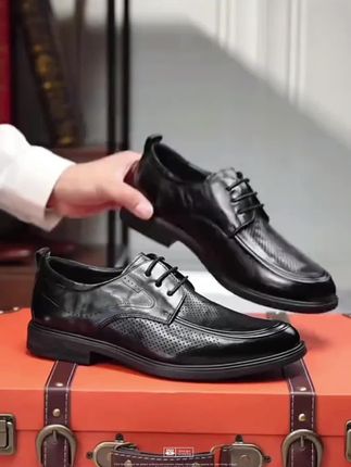 红蜻蜓皮鞋 被追问800次的红蜻蜓透气皮鞋👞 ,夏天穿皮鞋怕捂脚?红蜻蜓2025夏季新款休闲皮鞋,给你超绝透气体验! ,鞋面用的是头层牛皮,质感拉满,穿几年都不会变形,光泽依旧饱满。激光打孔工艺布满鞋身,透光又透气,夏日40度高温,双脚也能自由呼吸🌬️ 空气内循环,完全不闷脚! ,鞋底是0.2公分深凹槽橡胶底,防滑一流,走路稳得很,安全感满满3.5公分隐形增高设计,悄悄拉长身形比例,让你瞬间挺拔。而且鞋底符合人体工学,久站不累脚,通勤、逛街都超合适。 ,小圆头秀气精致,无论是西装裤还是牛仔裤,都能搭配,适配各种场合。 ,有了它,夏日皮鞋穿搭难题轻松解决,速速入手! ,#红蜻蜓男鞋 #夏季透气皮鞋 #男士穿搭 #软底皮鞋