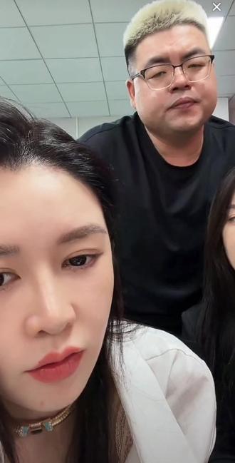 今天临时开了个直播,主要是很多姐妹关心我和纳迪尔的情况!我已经跟他说的十分清楚了,虽然语气重了点,我也在直播间跟他道歉了!希望他以后能遇到适合他的女孩,因为他值得拥有更好的人生!#盈公主 #纳迪尔 #道歉 #遇到对的人 #值得拥有美好的一切