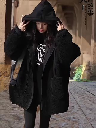小个子秋冬炸街棉服,高级感拉满 被这件仿羊羔毛棉衣狠狠拿捏了!2025新款真的长在审美点上,连帽设计软乎乎的,仿羊羔毛质感摸着超舒服,自带温暖滤镜。 重点是短款版型太懂小个子了!上身立马拉长比例,完全不压身高,夹棉内里保暖又不臃肿,北方初冬穿也够暖。随便搭条牛仔裤或半身裙都好看,出门炸街回头率超高,高级感藏都藏不住。 暖乎乎的质感配上利落剪裁,通勤、约会穿都适配,秋冬氛围感全靠它撑场~ #2025新款棉服 #小个子棉衣推荐 #仿羊羔毛外套 #炸街女装 #穿搭