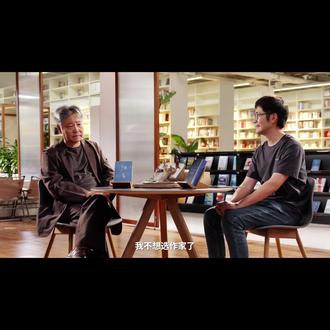 #活着 #余华 第一次看到這部作品是2014年從高雄回臺北的高速公路上,在雙層大巴上看張藝謀導演的電影版,那時候看的還是DVD,下車之後看到臺北滿眼的繁花似錦,這種感覺絕了!等回家之後又買來實體書連續看了兩遍,我的Kindle 裡現在還保留著這部作品,余華也是我最喜歡的大陸作家!現在身邊最常聽到的就是很多老人都會說的一句話:終於熬出來了,終於退休了!