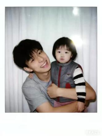 你不记得了吗,我小时候抱过你 和女朋友小时候合照拥抱ai指令教程来啦!#豆包ai #豆包P图已经nextlevel了 #豆包P图指令 和男朋友合照 和女朋友拥抱ai指令教程 豆包ai指令 #翻旧照 #情侣