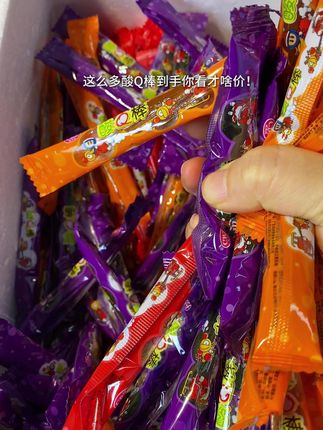 不知道的还以为我在啃电线#酸q棒 #糖果 #酸q棒软糖 #童年记忆小零食 #一口吃回童年