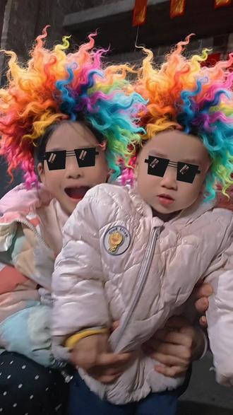 #看着你们一天天长大 彩虹泡面卷发一戴,瞬间萌力全开!宝宝的呆萌表情配上炫彩发型,简直像从童话里走出来的小小精灵。这波亲子同款造型,可爱值直接拉满,谁看了不说一句“太会了”!#记录宝宝的点点滴滴#有一种爱叫隔辈亲#拍同款|彩虹泡面卷发