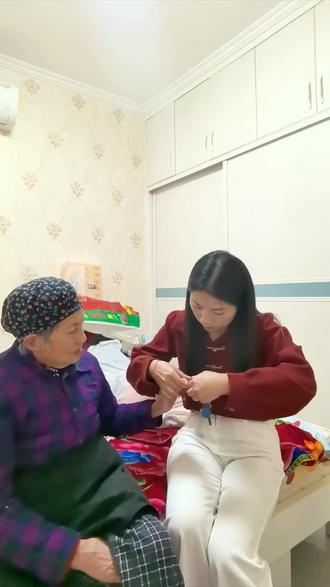 #真实生活分享计划 原来长大最温柔的意义,就是小时候你把我捧在手心,长大后我陪你岁岁年年。能亲手为外婆做这些细碎的小事,不是负担,而是此生最珍贵的福气。#善待老人就是善待明天的自己 #照顾老人的暖心瞬间 #关爱老人传递正能量