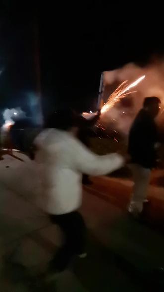 #在最热闹夜市感受烟火吧 #家庭聚会相亲相爱的一家人 ,一箱加特林齐射,烈焰如龙,轰鸣如雷,所到之处皆是辉煌,气场直接碾压全场!这才是过年排面#用抖音记录人生 😅