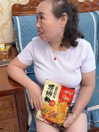 必须锻炼闺女自己做饭,不然以后嫁人不会做饭怎么能行。