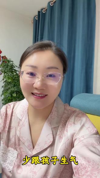 少跟孩子生气吧!
孩子从来不是故意惹你心烦
他只是活在和你不同的节奏里
我们的节奏里塞满了 责任计划和赶不完的进度
而他的节奏里
只有当下的风 路边的花和数不完的好奇
所以 别用秋天的标准去要求春天的花🌸
#妈妈的爱 #家庭教育#鼓励式教育#人生感悟 #青春期