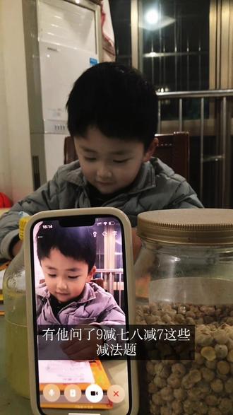 我的本意是用豆包监督他写作业 新脑子倒是好使 直接问豆包答案#偷拍一个生活片段 #豆包 #豆包监督