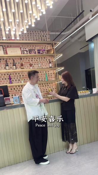 #热门话题热点榜 520快乐 愿:我爱的人和爱我的人,平安喜乐,心想事成!#员工快乐店里才有温度 #店内日常互动 #顾客与发型师互动