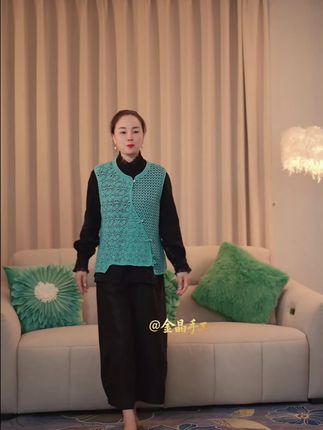 蓝马甲藏着国风韵,黑衬衫+黑裤衬得利落,相依相伴,把东方美穿在日常~🎋#爱钩织 #手工钩织 #钩织