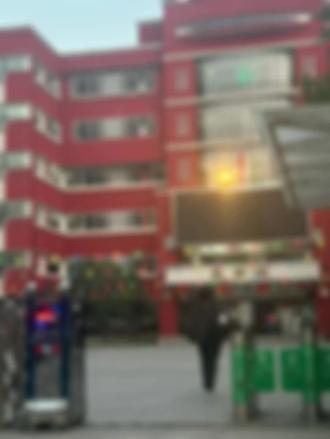 高三即将落下帷幕,陪读生涯也即将结束,从幼儿园到高中,寒来暑往,校门口从未缺席过,别人眼里的一眼是我整整18年…#高三#高考加油站