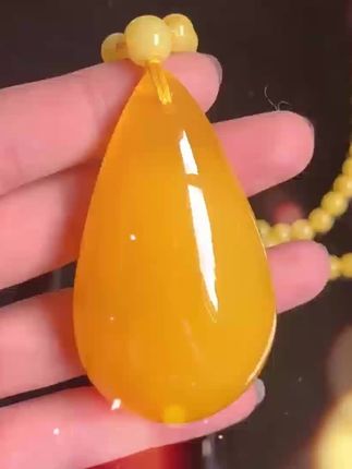 鸡油黄水滴,如秋日暖阳凝结成的泪滴,温润细腻,佩戴间尽显优雅。#鸡油黄水滴挂坠项链 #无限回购的宝藏单品#秋冬饰品搭配推荐 🌟
