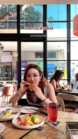 男演员背着保安也要来买brunch的咖啡店
今天在coffee club咖啡厅喝下午茶的时候直接碰到了演my boo电影的男主角🎬!真人真的好帅好高好精致😍
这家吃brunch的店就在河边(river city)🌆 正好对着ICONSIAM,而且这个方向可以方便看日落🌅 可以挑一个阳光☀️的午后 跟家人朋友走进去吃吃喝喝,感受度假的松弛感
我点了一个牛油果🥑滑饭开放式吐司和金枪鱼三明治🥪配薯条🍟 色彩搭配又好看 又好吃😋
📍the COFFEE CLUB
在曼谷有多家分店,芭提雅和普吉岛也都有分店
#TheCoffeeClub泰国咖啡馆 #泰国旅行 #brunch #河景咖啡厅 #湄南河咖啡厅