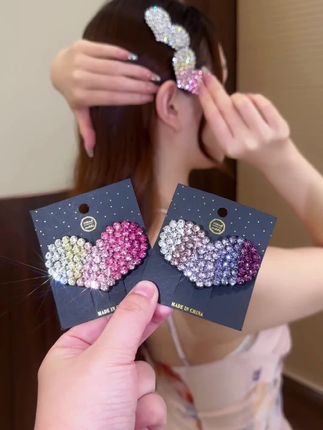 炎热的夏天,少不了好看的碎发夹整理碎发,这款炫彩爱心发夹大人孩子都能用#气质发夹#时尚饰品 #头饰搭配 #碎发夹 #碎发整理