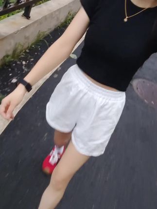 慌什么 才30多岁而已,涂上口红,化个淡妆,可装嫩,可疯癫,也可优雅从容,中年是年龄,少女是心态,努力把自己活成自信满满的中年少女...#显瘦穿搭
