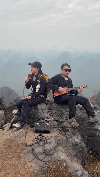 在广东千里江山图开一场山顶音乐会,是什么感觉呢?请看我们的梅子坪穿越徒步Vlog#中山玩者户外 #户外徒步登山带你看风景 #带头 #喜欢爬山🏃感受大自然的气息🍀 #户外徒步登山