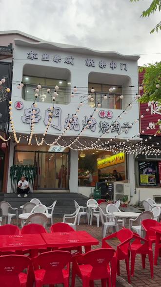 #东北撸串根据地 #烟火气十足的小店 #同城好店推荐 吃烧烤,别乱跑,串门烧烤少不了👍