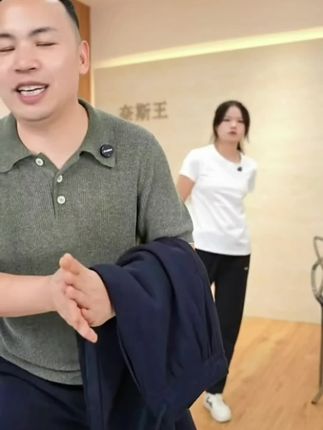 男人的气质,与其仰望时尚,不如穿在身上!#秋季新款 #欧货男装 #品质男装 #穿出自己的风格#休闲裤