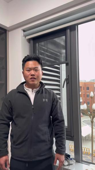 这个时候有点长大家耐心看完绝对会有所帮助,第一玻璃器一定控制好距离避免夹手,第二玻璃器上面尽量把胶带缠上防止划痕,第三清理玻璃器和玻璃上面的残留,第四安全绳注意⚠️第五有划痕提前及时找业主汇报避免后期的麻烦。第六自己熟悉的技巧再去上户擦玻璃,
#擦玻璃 #开荒 #保洁#德清家政 #高端家政张班长