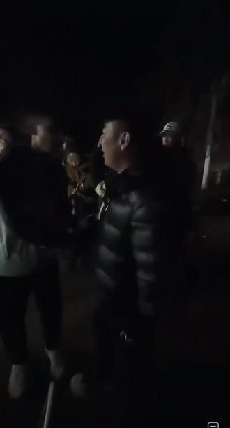 ✌️ 毛杜一家亲,3·15正式和解
3月15日晚,杜坤大舞台团队远赴毛洋洋老家,为毛洋洋女儿庆生,现场握手拥抱、恩怨尽消。
- 杜坤团队送上六个红包,还牵来一头羊,寓意“洋洋得意、喜气洋洋”。
- 两人现场拥抱握手,正式宣告此前矛盾化解,重提“毛杜一家亲”。
⚠️ 此前恩怨(简要回顾)
- 3月初,因粉丝带节奏、直播争议、摔跤活动纠纷,两人直播连线激烈对质,一度谈崩。
- 杜坤曾指责毛洋洋粉丝在其直播间带退货节奏;毛洋洋则认为杜坤“指桑骂槐”,双方各执一词。
- 此前毛洋洋是杜坤的引路人,杜坤曾公开感谢其提携,称“滴水之恩涌泉相报”。
🎯 和解意义
- 以为孩子庆生为契机,用温情化解矛盾,体现民间摔跤圈“以和为贵”的江湖气。
- 两人重归于好,后续大概率会继续合作直播、办摔跤活动,粉丝也纷纷送上祝福。#毛洋洋 #杜坤 #我们是兄弟 #围观 #真实生活分享计划