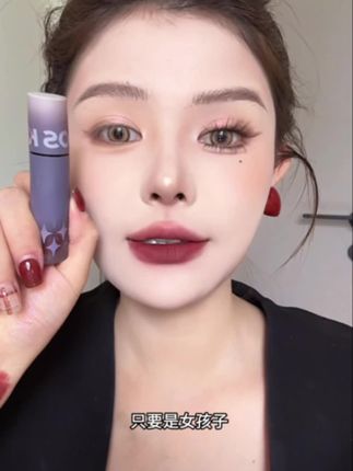 姐妹们,我终于找到一款沙漠大干唇也能驾驭的口红了,就是这个最近风很大的万花镜唇粉霜!上嘴是哑光,涂完之后整个嘴巴都是润润的~#口红 #唇粉霜 #我被口红控制了 #神仙唇釉 #不沾杯不掉色