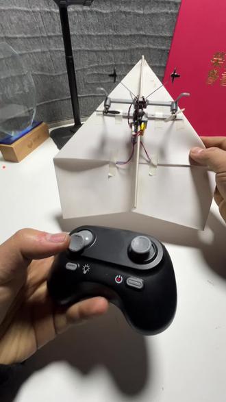 让人眼前一亮的玩具!真的太有创意了:把叠的纸飞机变成遥控的 #无人机 #玩具 #男人玩具 #飞行器 #航模