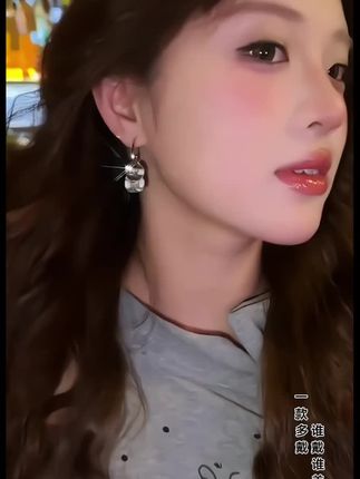 #上热门 一眼心动的方糖耳圈,又闪又精致,还一戴多戴,我真的太喜欢啦#耳环 #仙女必备 #美出高级感 #穿搭@DOU+小助手 @DOU+上热门 🔥 @DOU+上热门