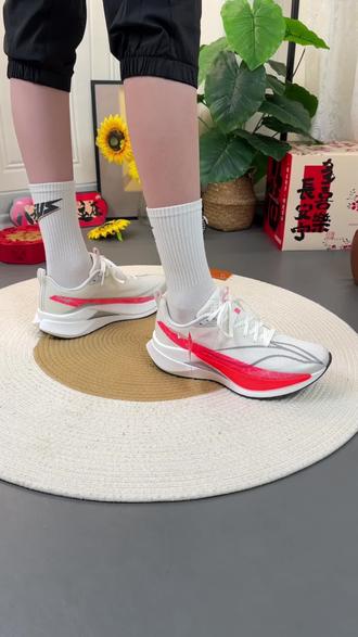 姐妹们娃的体考战鞋备好了吗?陪儿子在商场看中的李宁赤兔9 pro,你们看现在这里才多少!家有孩子要体考的不知道买什么鞋子的,这双可以放心入手,它这个中底内置的是这种半掌抗扭片,不是碳板鞋,它只起到抗扭的作用不会伤到足弓,可通勤穿中小学生都可以穿!#李宁赤兔9 #跑鞋 #跑鞋推荐 #好鞋推荐#无限回购的宝藏单品