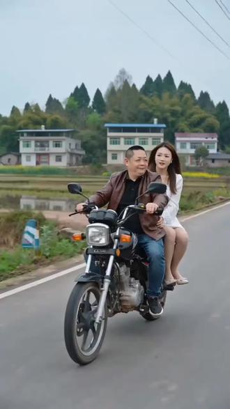 #即梦AI ai摩托水田趣事生成入口 #AI分身戏精大赛 #我的AI分身杀疯了 AI摩托搞笑翻车,AI摩托水田特效模板,AI摩托水田趣事模板,AI摩托水田趣事教程,AI摩托水田配音,AI摩托水田趣事特效 #ai摩托水田趣事生成 #ai摩托水田趣事特效 ai摩托水田趣事特效入口 AI摩托水田趣味场景,AI摩托在水田的玩法,AI摩托水田新奇体验,AI摩托水田精彩瞬间 摩托水田ai生成 随便ai使用教程