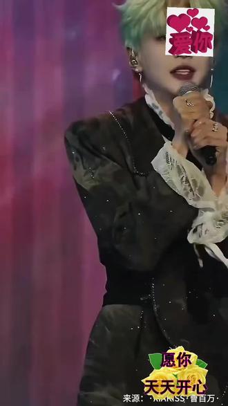 聚光灯下,歌声流淌。郝熠然以《笑忘书》为引,在香港舞台上演绎温柔与力量。旋律起落间,是他对舞台的赤诚,也是与观众的双向奔赴。