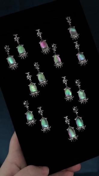 夜光鱿鱼🦑来咯
#天然水晶 #耳环