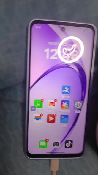 对真我V70。和OPPO A3 X 5G的。系统进行一个评价。真实使用情况来看的话。我个人呢,真我V70 8.9分。OPPO A3 X 7.8分。为什么要价那么如此的低?第一,真我V70的系统并非全好,有的时候也会出现一些小bug,但是那些都是非常小的小bug,基本上是看不见的。以我个人使用情况来看,真我V70还是阉割了一些功能,比如说流体云。小布识屏。小布建议等等功能都被阉割了。这才是我评价评分少的原因。OPPO A3 X,那就更不用说了。你连最基本的ColorOS 16你都没跟上。再加上你连小布唤醒都没有。所以呢,我给7.9分,甚至还高估了它。你们也来对它两个系统进行一个评价吧。处理器芯片就没必要评价了,因为都是一样的。