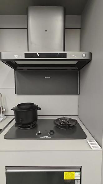 米家烟灶联动也太香了!做饭再也不用手忙脚乱~ 净烟机P2+智能燃气灶的组合,把厨房智能感拉满!
30秒就能完成联动绑定,开火瞬间净烟机自动启动,熄火后还会延时排烟,彻底杜绝忘开烟机的油烟灾难。爆炒时灶具火力加大,烟机还会自动上调吸力,15m/s大风速+气旋侧翼,油烟和PM2.5根本跑不掉,炒辣椒都不呛鼻。
全彩大屏实时显示燃气、CO浓度,超标自动报警排风,米家APP还会推送提醒,安全感直接拉满。手势操控+WiFi连接,挥挥手就能调档,手机远程也能控制,懒人清洁超省心,面板一擦就干净。
燃气灶5.2kW大火力+定时功能,炖菜再也不怕烧干,童锁设计也安心。整套联动下来,做饭不用分心操作烟机,安全又便捷,开放式厨房也能保持清爽~
#米家智能烟灶 #烟灶联动 #智能家居 #米家净烟机P2 #开放式厨房必备