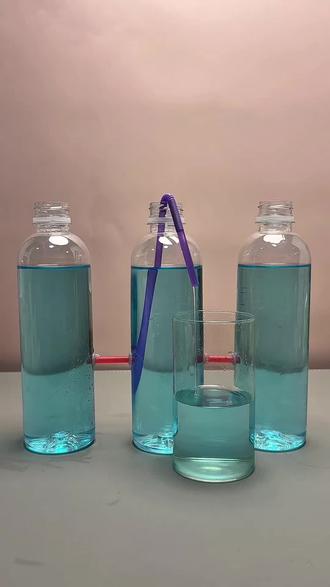 吹气自动流水实验——伯努利原理的趣味应用 这个神奇的小实验利用了伯努利原理:当我们用吸管向弯折吸管的管口吹气时,管口处的空气流速变快、压强变小,瓶内较大的水压就会把水“推”出来,形成自动流水的效果。简单的材料就能直观展示流体力学的奥秘,一起来试试吧!#科学实验 #趣味科普 #伯努利原理 #物理小实验 #亲子实验
