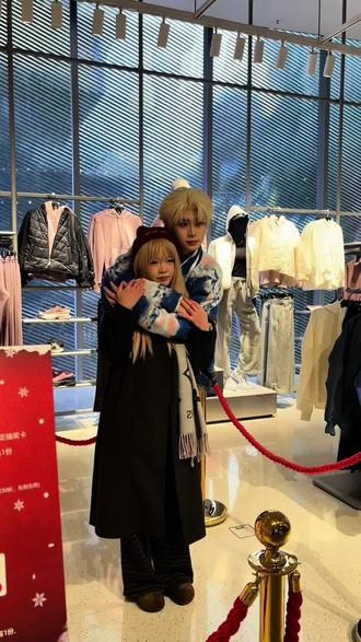 重庆之旅收官啦! 对我而言,遇见你我很幸运。
从前的我是一个胆怯 没勇气的人 是每次与你见面后的念想和执着让我鼓起勇气独自一个人来到了你的城市,虽然累但是见到你的那一刻瞬间都值了。是你给我们带来了欢乐同时也认识了很多来自各地的朋友,此刻愿你 愿我们每天开心 ,解锁我们新的一年!#lcy新年快乐#爱能克服远距离 @小羊.