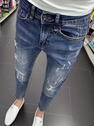 家人们,说个事儿!昨天我穿这条破洞牛仔裤去潮人聚集地,心里直打鼓,怕自己不够“潮”。结果到了那,好几个人瞅我裤子,还有人凑过来问!更绝的是,下午我去滑板,做动作时裤子跟着“耍帅”,特自在,也没撕裂。晚上回家一瞅,这破洞设计,越看越有范儿,就跟为我量身定制的“潮流战裤”似的,真的绝了!#牛仔裤 #谁穿谁好看 #穿搭 #今天穿什么 #秋季穿搭