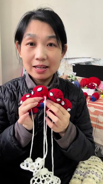 今日分享:蜘蛛侠养成记—毛线🧶到了之后,就下单包装盒还有别的小物件,别的东西都到了,这个📦还没有到,打电话问了一下,运输中有破损,包装盒需要重新发货了!#蜘蛛侠玩偶#新手钩织#解压钩织#我的手工作品完成了