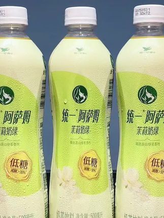 本来我也不想买啊,真不敢想居然便宜这么多,就是这个阿萨姆茉莉奶绿,平常商超到手一瓶六七块,现在到手五瓶还是五百毫升大容量你看才多少,精选进口奶源,茉莉花加高山绿茶真茶萃取,关键这些含量较低无负担,入口就是茶香花香奶香,丝滑纯香,一顿嘎嘎香,冷藏口感更佳,刷到的茉莉脑袋闭眼入。#阿萨姆 #阿萨姆茉莉奶绿 #好喝不贵 #仙女们都在喝什么 #饮料