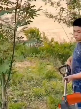 锂电割草机 园林工具#抖音好物#锂电割草机#草地上杂草丛生#试试锂电割草机#园林绿化公园庭院除草轻松搞定 #田园生活乐趣多 #乡村田园生活。