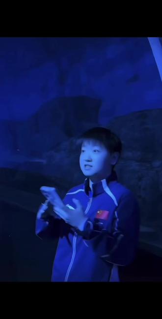 打卡海洋馆🦈🐬🐳🪼🐟
莎:那个游的有点慢🤭🤭
鲨:我是被迫加班嘞😏😏
#孙颖莎#王楚钦#5114 #海洋馆打卡#宣传片