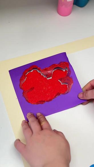 八骏踏春来,捎来八方好福气
万马奔腾去,愿大家新年顺遂无忧
快来和娃一起玩漏印,做一幅专属的彩色Q版小马吧
每一只小马,都是独一无二的可爱模样
✨准备材料
卡纸、生宣纸、丙烯颜料、丙烯马克笔、洗碗棉
🖌️绘画步骤
1. 在卡纸上画好小马的轮廓,把中间部分小心抠掉,做成镂空漏印模板
2. 把模板固定在生宣纸上再蘸颜料漏印,尽量别挪动,图案会更清晰
3. 用丙烯马克笔给小马加些喜欢的小装饰,选同类色搭配会更和谐
4. 最后添点小元素、写上主题,画面就更丰富啦
这种漏印玩法简单又出效果,印出来的画还有好看的肌理感,特别适合低幼宝宝参与~
把传统名画变成好玩的亲子手作,成就感直接拉满!
#创意美术 #儿童创意美术 #马年创意画 #八骏图 #新年绘画