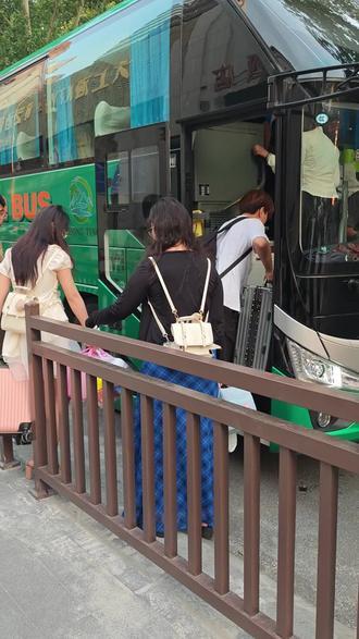 清明节假期洛阳去威海看海 威海,是镶嵌在胶东半岛的一颗蓝宝石,一半山色,一半海韵。这里没有大都市的喧嚣,只有海浪轻拍礁石的温柔,和海风拂过面颊的清甜。#海边 #威海 #看海 #海边 #旅游