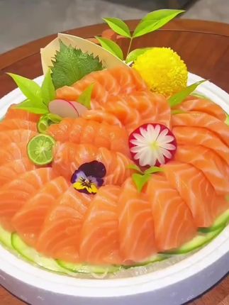#三文鱼 #每天都是新鲜食材 你们喜欢吃的三文鱼来了,怎么吃都好吃,很新鲜#海鲜美食 #三文鱼刺身