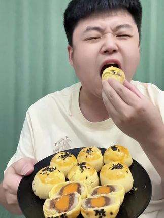 #比比赞蛋黄酥 #软糯香甜 #妈呀太香了 #零食推荐