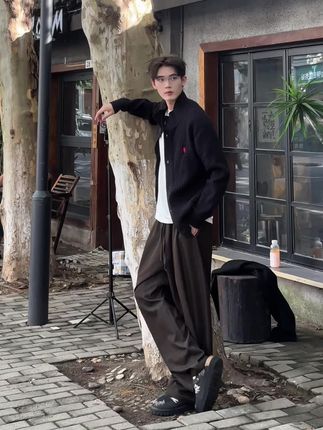 裤裆里在找什么啊,是裤子太好看了吗?#高级感穿搭 #今日穿搭 #慵懒风穿搭