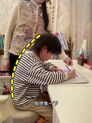 12度三维#坐姿矫正器 具有防趴桌设计、可调节高度、增加阅读架功能和自带正姿图等特点,从做、读、写三个维度全面巩固坐姿,帮助孩子养成良好习惯。#坐姿 #学习用品 #矫正器 #做作业