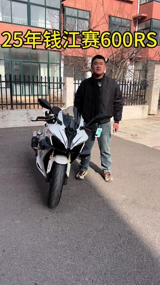 最新斩获一台2025年钱江赛600RS改装很到位。 御风前中段,鲨鱼鳍,锻造碳纤维定风翼,川欧力士短尾,牛角护工,前刹车和离合把,熏黑前风挡(所有的原厂配件都在)拍摄紧张了,有的没有介绍到位谢谢理解 #钱江 #钱江赛600RS #600RS #关注我圆你机车梦 #二手摩托车
