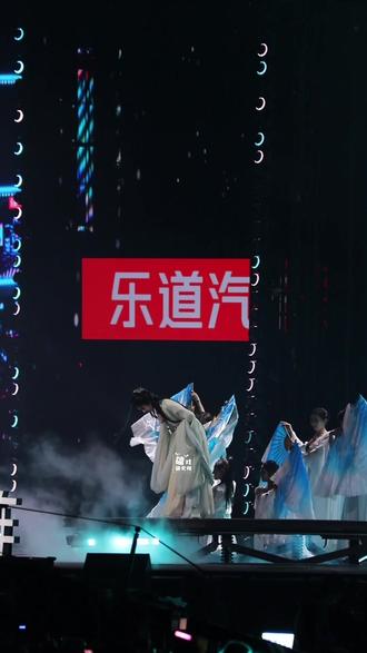 白鹿带病开唱 说新年快乐还比心了! 退场前鞠躬了好几次!#白鹿 #浙江卫视跨年夜 #临江仙 #新年快乐 @抖音小助手 @DOU+小助手