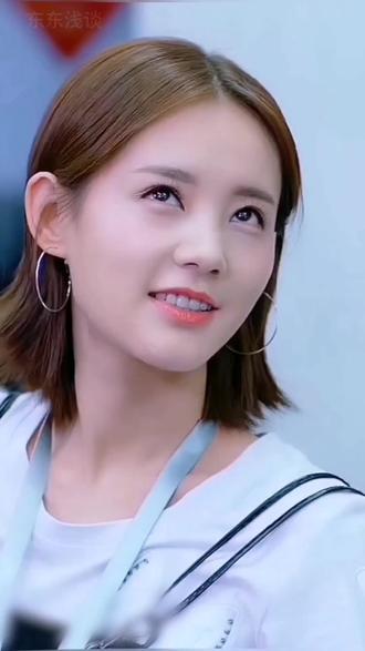 李一桐短发造型:精致美丽,开启时尚新篇#舞台大长腿 #舞台穿搭灵感 #舞台魅力释放