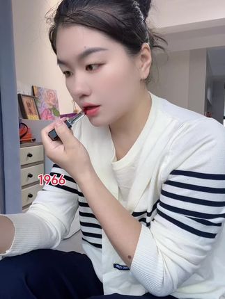 姐妹们快看这只超美的口红!就是这个斑马小黑条高定口红,它是那种半哑光的质地,上嘴很高级还特别显白,特别适合秋冬天用#唇膏